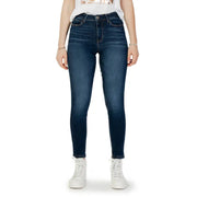 Jean skinny en denim bleu foncé à taille haute, avec une texture denim classique et des détails de délavage subtils.