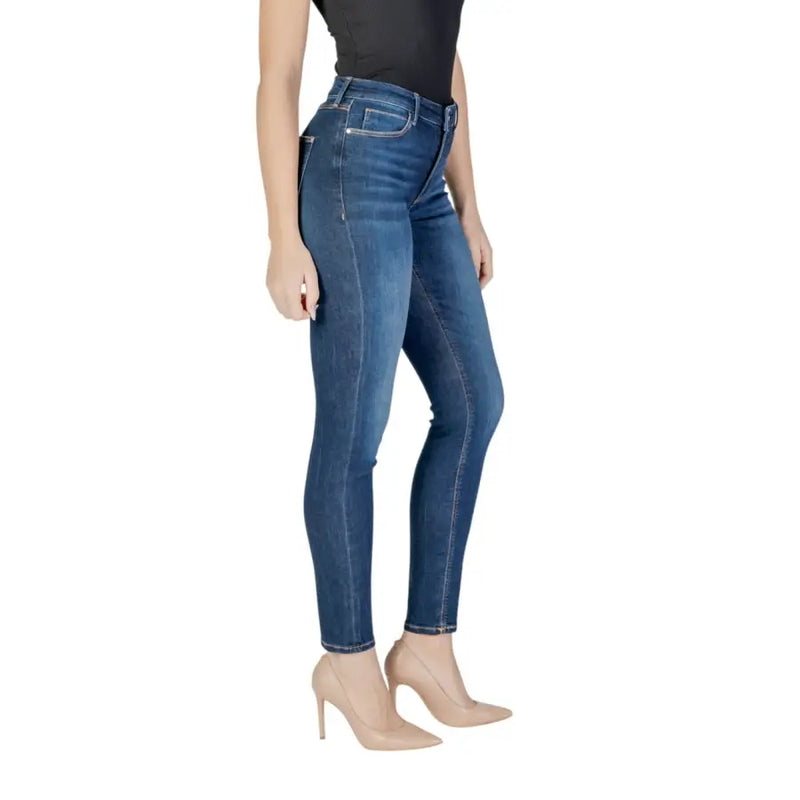 Jean skinny en denim bleu foncé, coupe slim et cinq poches classiques.