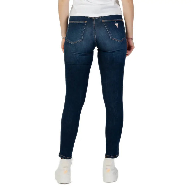 Jean skinny en denim bleu foncé délavé, coupe ajustée et taille petite guess logo sur la poche arrière, vu de dos