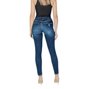 Jean skinny en denim bleu foncé délavé avec un délavage subtil et guess logo sur la poche arrière visible de dos