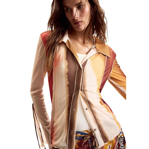 Chemise classique Desigual pour femme, beige, à manches longues et col rond, en tissu fluide et à dégradé de tons chauds et naturels.