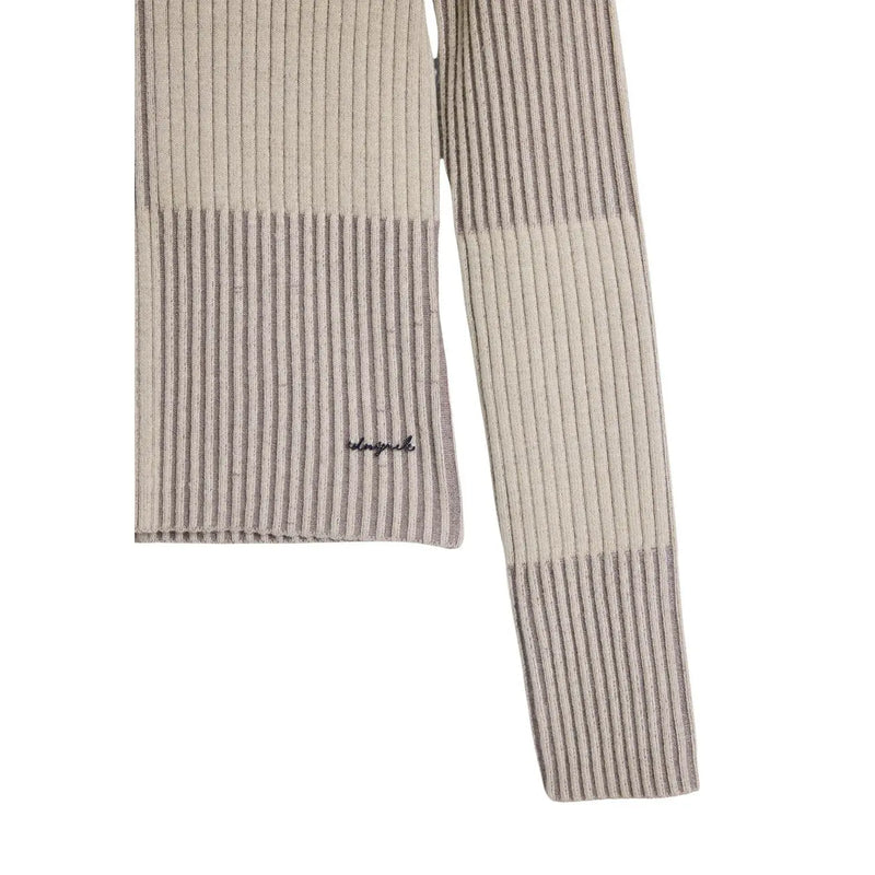 Écharpe en maille côtelée à rayures beiges et grises avec logo brodé discret, portée avec un pull à col roulé beige Desigual pour femme