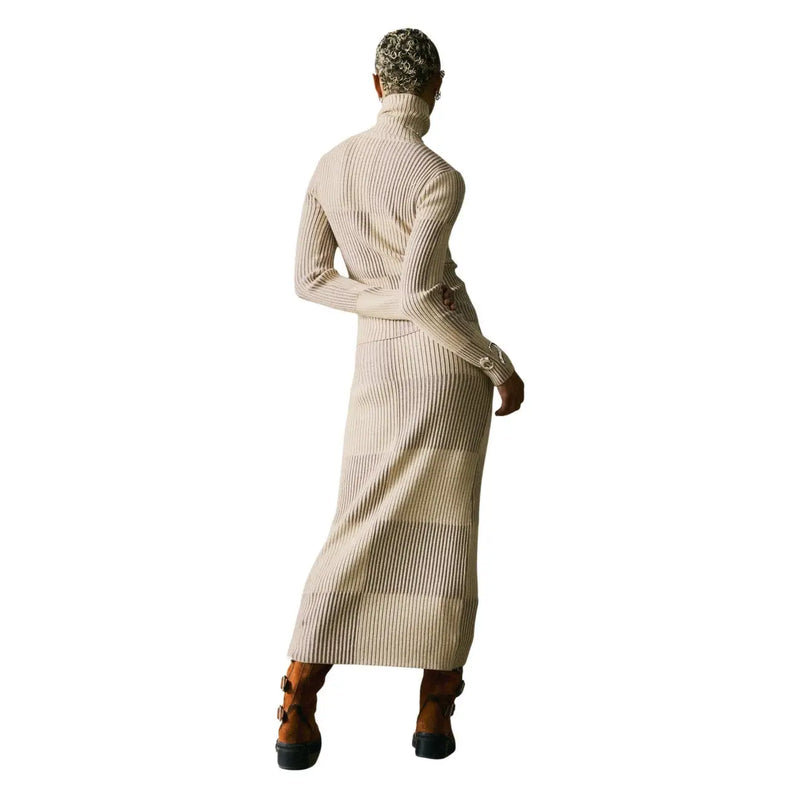 Robe beige en maille côtelée à col roulé, manches longues et coupe ajustée, de la collection Desigual pour femmes.