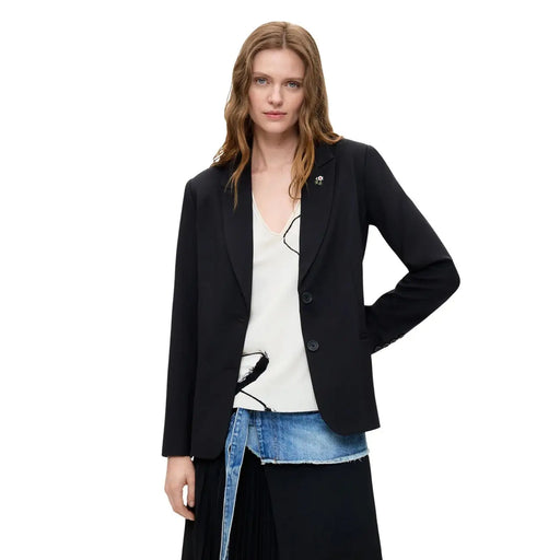 Blazer noir Desigual pour femme, en viscose mélangée, col à revers long, fermeture à un bouton et discrète broche florale sur le revers.