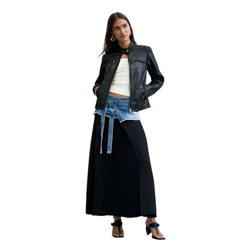 Blazer noir Desigual pour femme en polyester avec col mandarin et poches zippées sur le devant, présentant une texture subtile