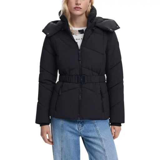 Doudoune matelassée noire Desigual pour femme avec capuche et ceinture amovibles