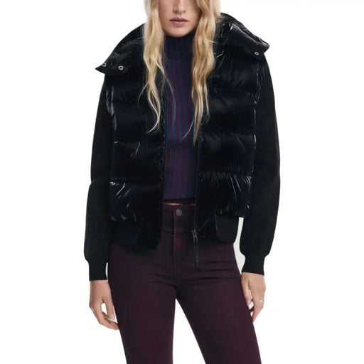 Gilet sans manches à capuche noir pour femme Desigual, avec un design matelassé brillant.