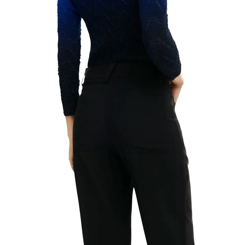 Pantalon Desigual pour femme en viscose noire avec poches, coupe ajustée élégante et taille haute.