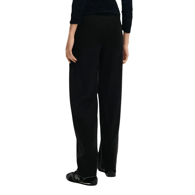 Pantalon Desigual pour femme, en viscose noire, jambes larges, poches, tissu lisse et coupe épurée.