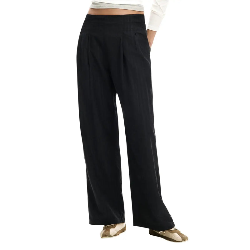 Pantalon noir à jambes larges, fermeture éclair, taille haute et plis sur le devant, confectionné en mélange de polyester par Desigual