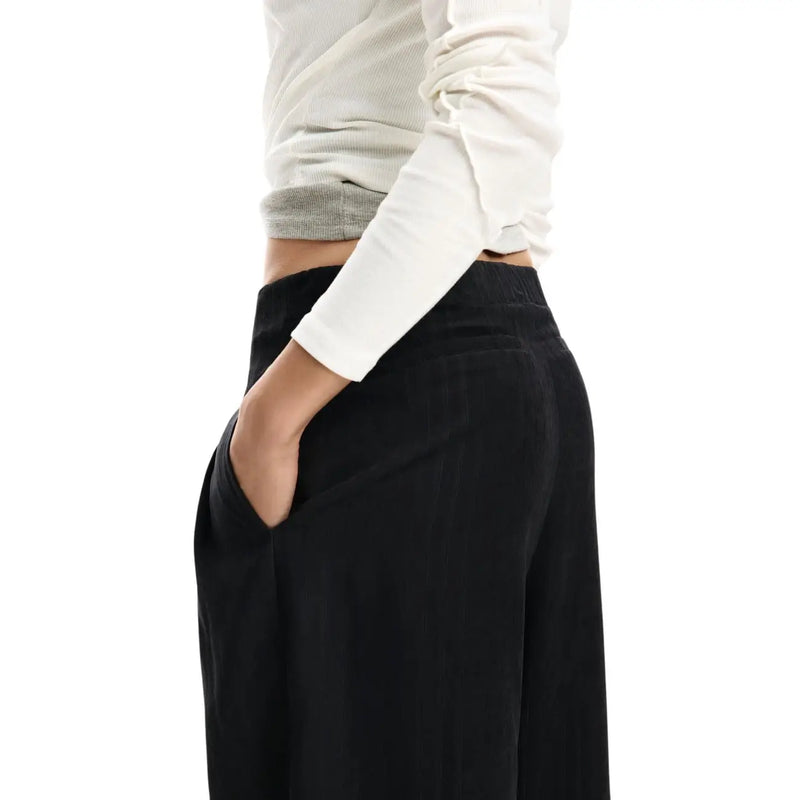 Pantalon Desigual noir pour femme, à jambes larges et fermeture éclair, taille haute, confectionné dans un mélange de polyester doux.