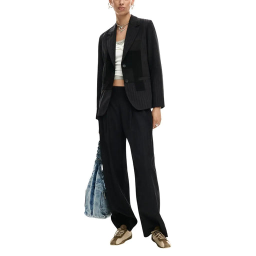 Blazer noir en tissu texturé avec détails patchwork en velours contrastant, issu de la collection Desigual pour femme en polyester mélangé.