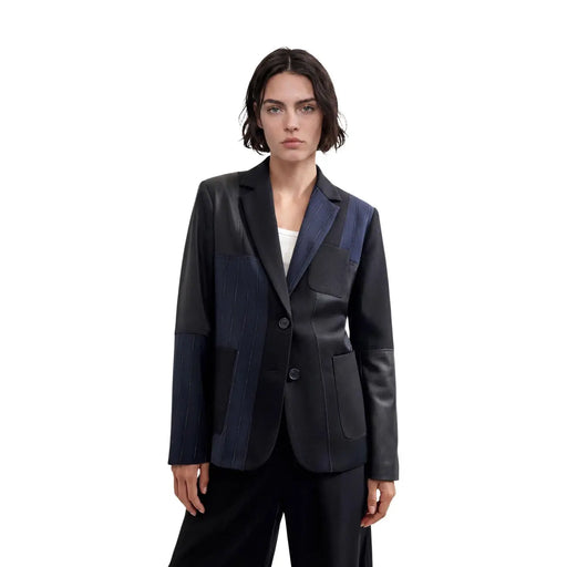 Blazer bleu Desigual pour femme, orné de patchwork noir et marine, de manches en cuir et d'empiècements en polyester à fines rayures.