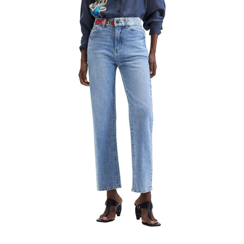 Jean Desigual pour femme en denim de coton bleu clair, coupe droite et ceinture à motifs colorés