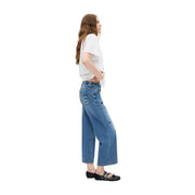 Jean Desigual pour femme en denim de coton bleu, vu de dos, coupe large et broderie décorative sur la poche