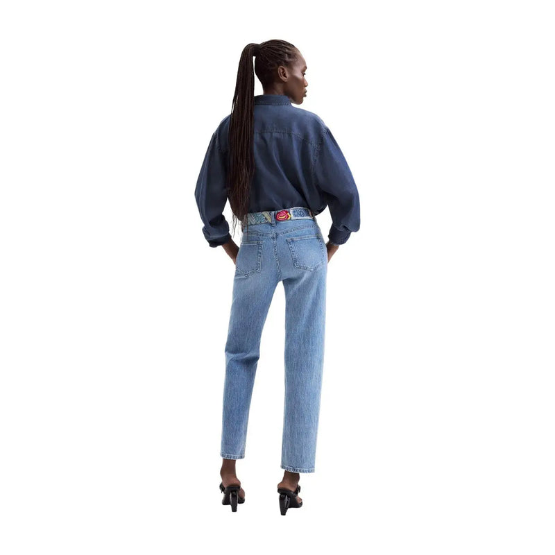 Image de l'arrière d'un jean Desigual pour femme en denim de coton bleu clair, coupe droite et poches classiques