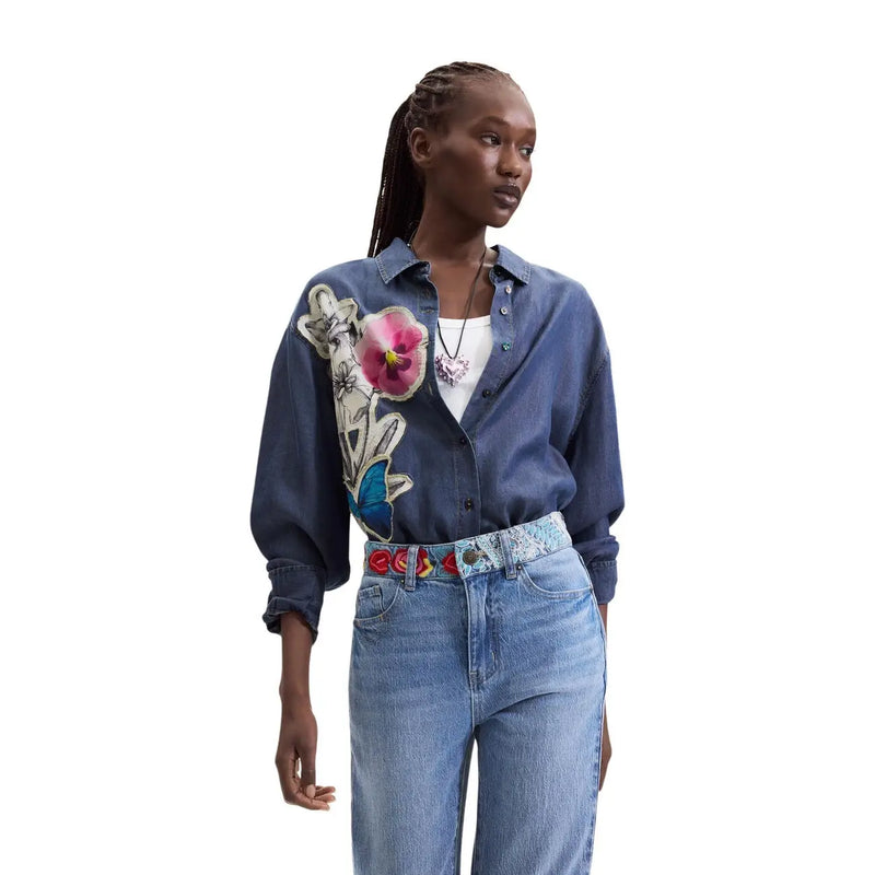 Chemise Desigual pour femme en denim de coton bleu avec un grand motif floral brodé sur le côté gauche