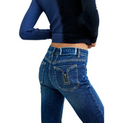 Vue arrière du jean Desigual pour femme, modèle Lindsay en denim de coton bleu, taille haute et poches arrière zippées.