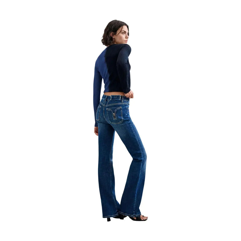 Jean Desigual pour femme, modèle Lindsay en denim de coton bleu, coupe évasée, cinq poches classiques et délavage subtil.