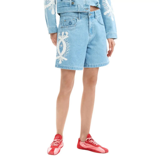 Short en denim de coton bleu clair Desigual pour femme, avec broderie blanche sur la jambe gauche.