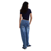 Jean Desigual pour femme en coton bleu stretch, coupe large et délavage subtil.