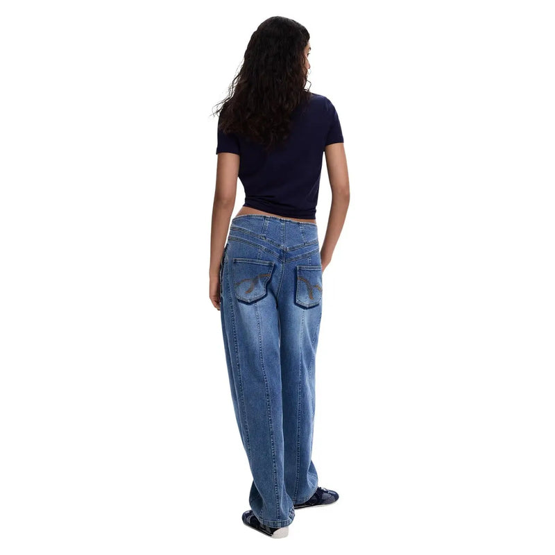 Jean Desigual pour femme en coton bleu stretch, coupe large et délavage subtil.