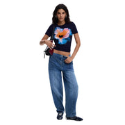 bleu marine court t-shirt avec un imprimé floral multicolore éclatant associé à un jean stretch bleu Desigual pour femme
