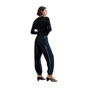 pull à manches longues en maille côtelée noire top avec un col rond associé à un jean Desigual pour femme en denim bleu mélangé coton