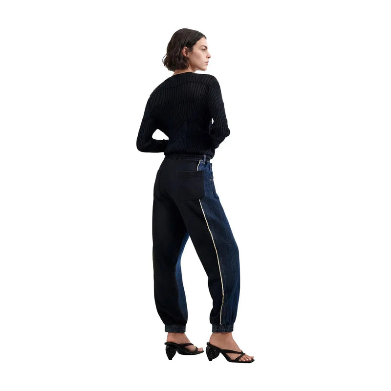 pull à manches longues en maille côtelée noire top avec un col rond associé à un jean Desigual pour femme en denim bleu mélangé coton