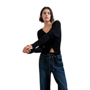 Gilet noir en maille côtelée à manches longues et col en V, porté avec un jean bleu en denim mélangé coton Desigual pour femme