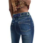 Jean Desigual pour femme en denim bleu stretch de coton, orné d'un passant de ceinture fleuri et d'un logo en forme de cœur (face arrière).