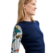 Pull Desigual bleu marine pour femme, en maille florale, avec manches à motifs colorés à rayures et motifs abstraits.