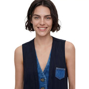 Gilet sans manches en denim bleu à fines rayures Desigual pour femme, avec poche assortie et boutons décoratifs pour une superposition élégante.