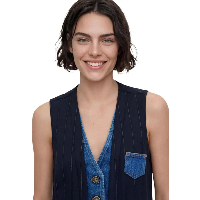 Gilet sans manches en denim bleu à fines rayures Desigual pour femme, avec poche assortie et boutons décoratifs pour une superposition élégante.