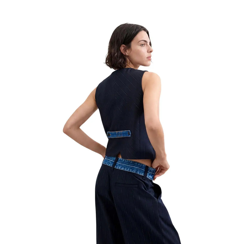 Vue de dos d'un gilet Desigual pour femme à fines rayures bleues, sans manches, bleu marine. top avec côtes verticales et empiècement en denim