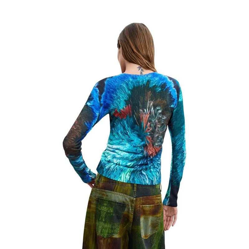 Pull Desigual pour femme en maille viscose bleue, orné d'un imprimé abstrait vibrant à manches longues, mêlant tourbillons bleus et rouges.