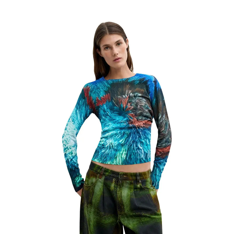 Un pull Desigual pour femme, bleu vif, en maille viscose, à manches longues et imprimé abstrait bleu sarcelle et rouge.