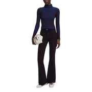 Mannequin portant un jean Desigual Bordeaux bleu marine à col roulé côtelé et un pantalon évasé.