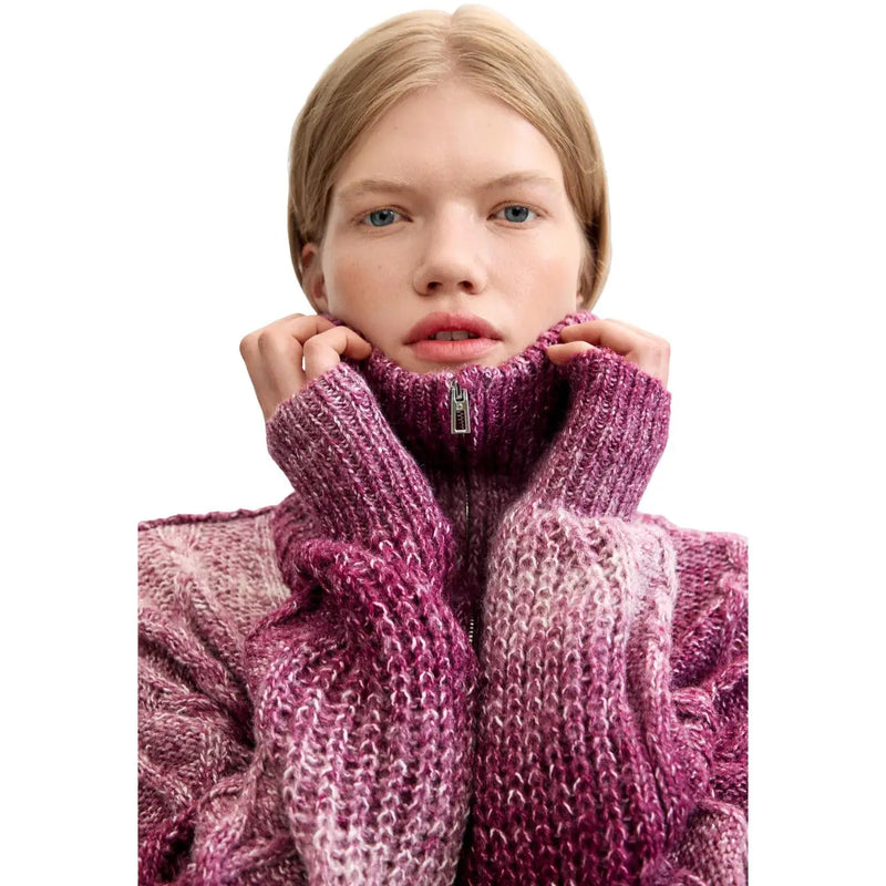 Pull Desigual pour femme, en grosse maille bordeaux mélangée, dégradé magenta-rose, col montant et fermeture éclair argentée.