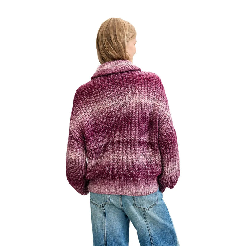 Un pull douillet Desigual pour femme, en maille bordeaux mélangée, avec un dégradé épais allant du magenta foncé au rose tendre.