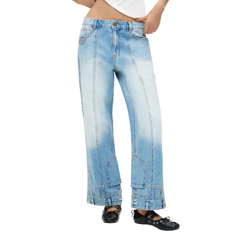 Jean Desigual pour femme en denim de coton bleu clair, coupe évasée à jambes larges et délavage subtil de la taille à l'ourlet.