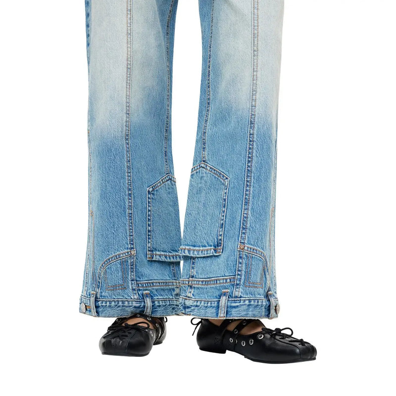 Jean Desigual pour femme en denim de coton bleu clair délavé, coupe évasée, avec empiècements, multiples poches et détails de coutures.