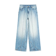 Jean Desigual pour femme en denim de coton bleu, coupe large, délavage clair, aspect usé et coutures apparentes.