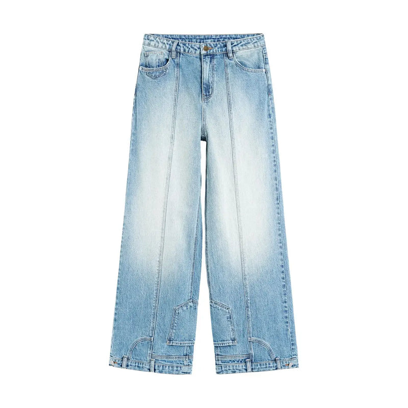 Jean Desigual pour femme en denim de coton bleu, coupe large, délavage clair, aspect usé et coutures apparentes.