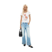 Blanc t-shirt un mannequin porte un jean en coton bleu Desigual pour femme, orné d'une illustration imprimée de Bambi.