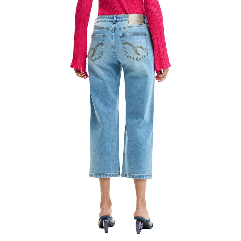 Jean Desigual pour femme en denim de coton bleu clair, coupe large et surpiqûres décoratives sur les poches (dos).