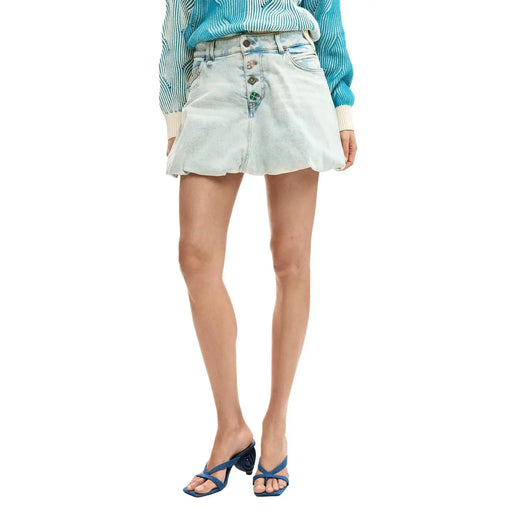 Jupe Desigual pour femme en denim de coton bleu clair, boutonnée sur le devant et ourlet évasé.