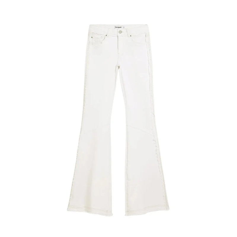 Jean Desigual pour femme en coton beige avec pantalon évasé en denim blanc, doté d'une coupe classique à cinq poches et de surpiqûres discrètes.