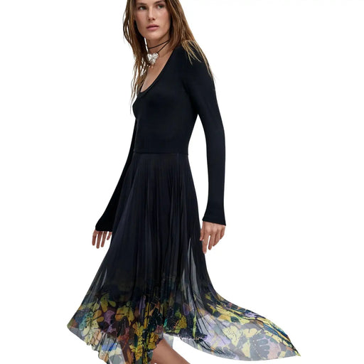 Robe Desigual pour femme, noire en viscose, manches longues, col rond et jupe plissée ornée d'un imprimé papillon multicolore à l'ourlet.