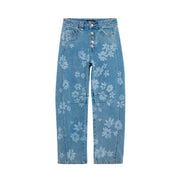 Jean Desigual pour femme en coton fleuri, en denim bleu clair avec un discret motif floral blanc et fermeture à boutons.
